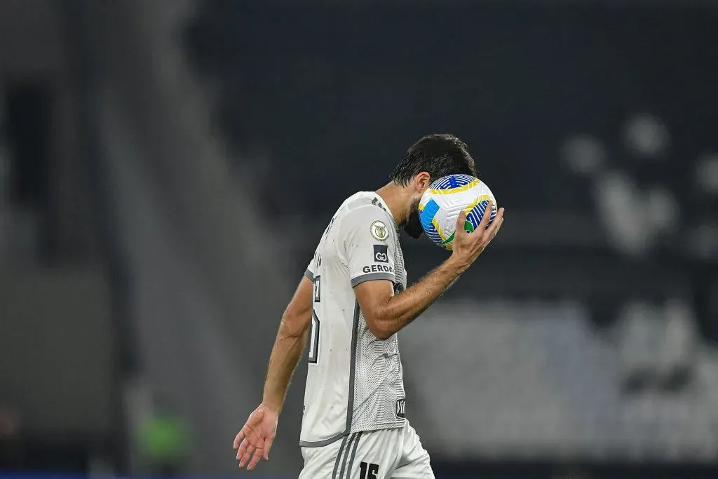 RJ – RIO DE JANEIRO – 07/07/2024 – BRASILEIRO A 2024, BOTAFOGO X ATLETICO-MG – Igor Rabello jogador do Atletico-MG recebe cartao vermelho do arbitro durante partida contra o Botafogo no estadio Engenhao pelo campeonato Brasileiro A 2024. Foto: Thiago Ribeiro/AGIF