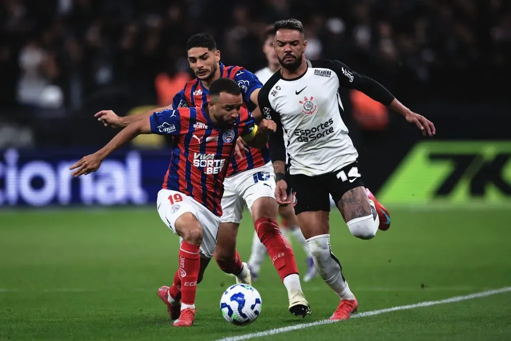 Raniele jogador do Corinthians disputa lance com Caio Alexandre jogador do Bahia durante partida no estadio Arena Corinthians pelo campeonato Brasileiro A 2025. Foto: Ettore Chiereguini/AGIF