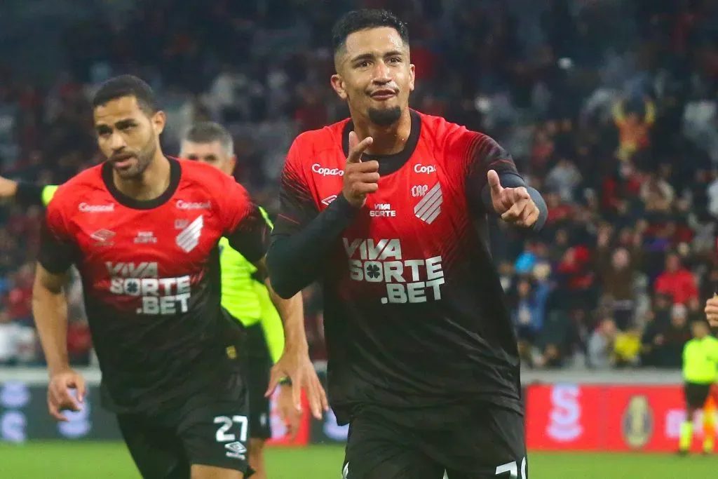Renan Peixoto jogador do Athletico-PR comemora seu gol durante partida contra o Cuiaba no estadio Arena da Baixada pelo campeonato Brasileiro B 2025. Foto: Gabriel Machado/AGIF