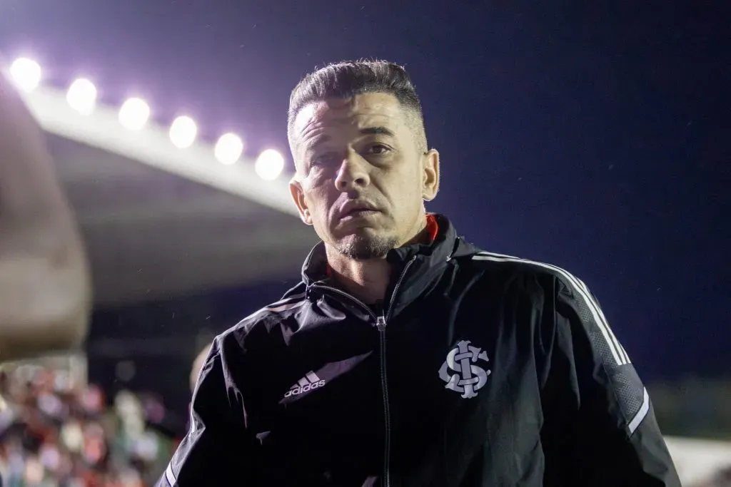 Internacional negocia 10 jogadores 50 dias transferencia dalessandro