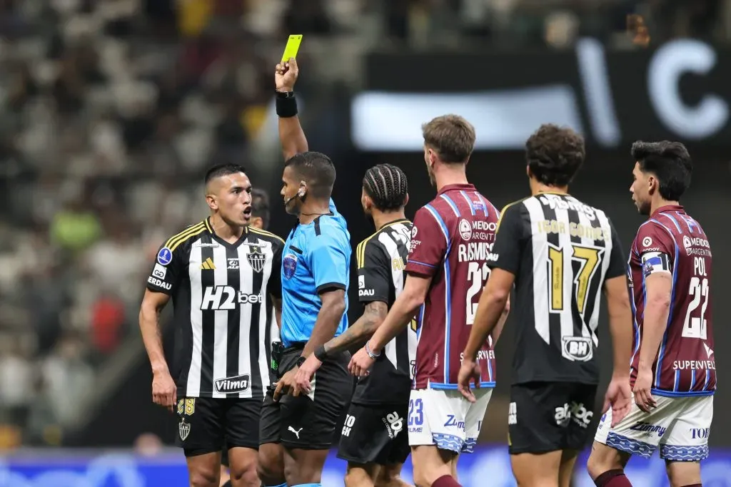 MG – BELO HORIZONTE – 14/08/2025 – COPA SUL-AMERICANA 2025, ATLETICO-MG X GODOY CRUZ – O arbitro Alexis Herrera da cartao amarelo para Cuello jogador do Atletico durante partida entre Atletico-MG e Godoy Cruz no estadio Arena MRV pelo campeonato Copa Sul-americana 2025. Foto: Gilson Lobo/AGIF