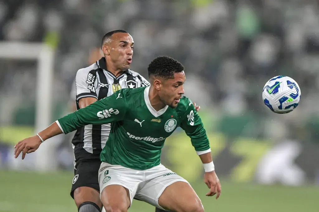 Vitor Roque em ação pelo Palmeiras diante do Botafogo no Brasileirão 2025. Foto: Thiago Ribeiro/AGIF