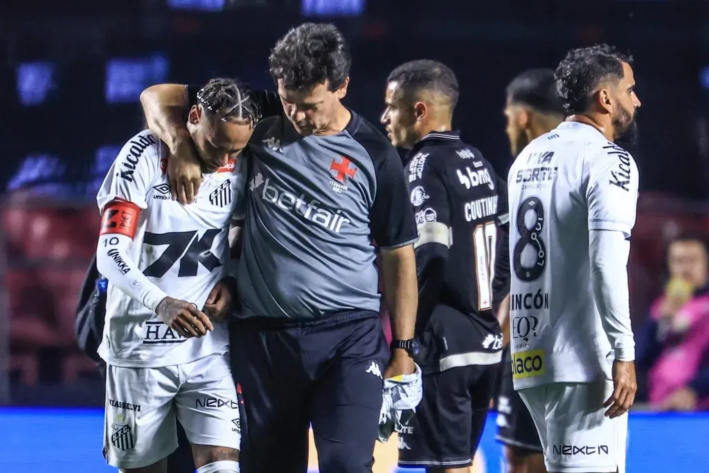 Neymar é consolado por Fernando Diniz ao término da partida. Foto: Marcello Zambrana/AGIF
