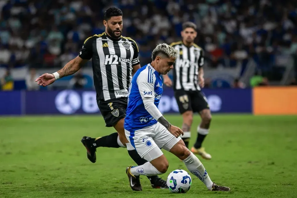 Fagner jogador do Cruzeiro durante partida contra o Atletico-MG no estadio Mineirao pelo campeonato Brasileiro A 2025. Foto: Fernando Moreno/AGIF