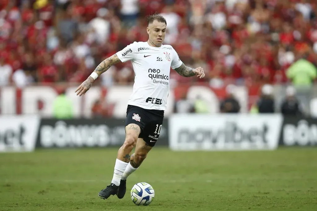 RIO DE JANEIRO, BRAZIL – MAY 21: Roger Guedes of Corinthians controls the ball during a match between Flamengo and Corinthians as part of Brasileirao 2023 at Maracana Stadium on May 21, 2023 in Rio de Janeiro, Brazil. (Photo by Wagner Meier/Getty Images)