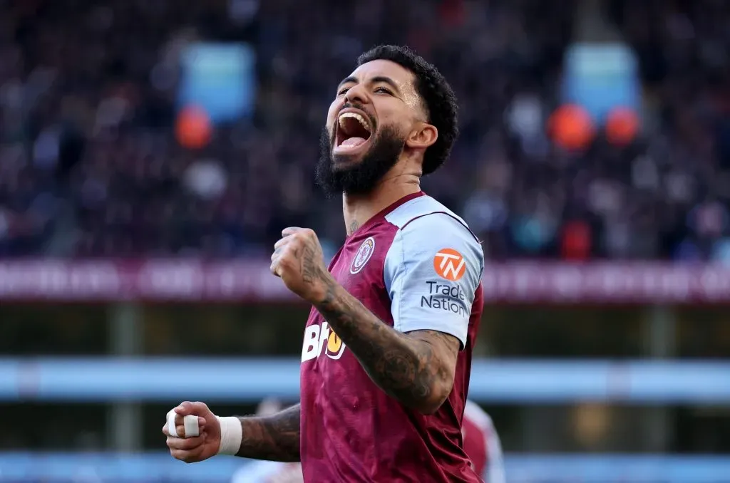 Douglas Luiz comemora gol marcado pelo Aston Villa. (Photo by Catherine Ivill/Getty Images)