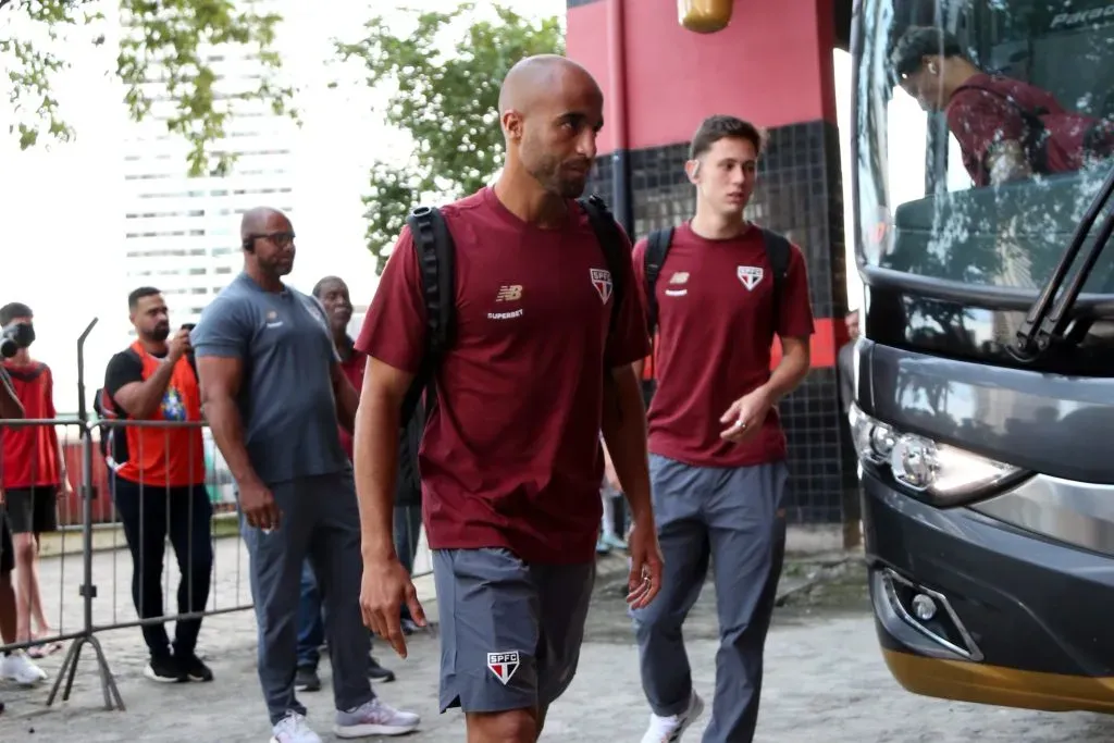 -Lucas Moura antes da partida entre Sport e São Paulo na Ilha do Retiro em Recife (PE), pelo Campeonato Brasileiro da Serie A 2025. Foto: Marlon Costa/AGIF