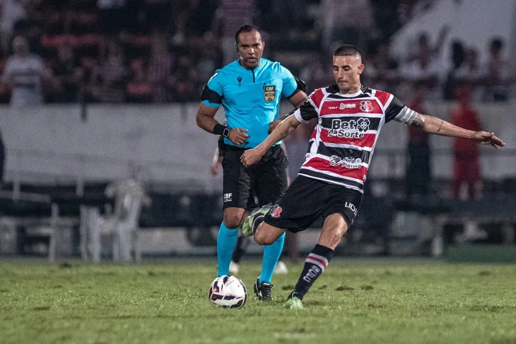 Thiago Galhardo em ação pelo Santa Cruz. Foto: Rafael Vieira/AGIF