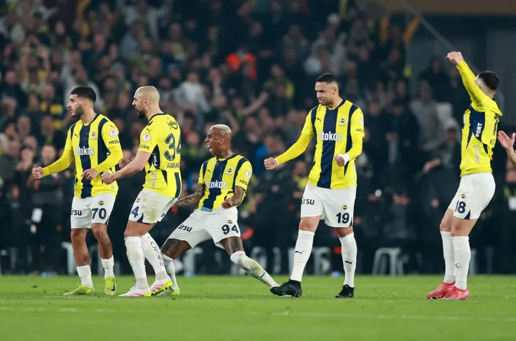 Anderson Talica comemora com companheiros de Fenerbahçe. (Photo by Ahmad Mora/Getty Images)