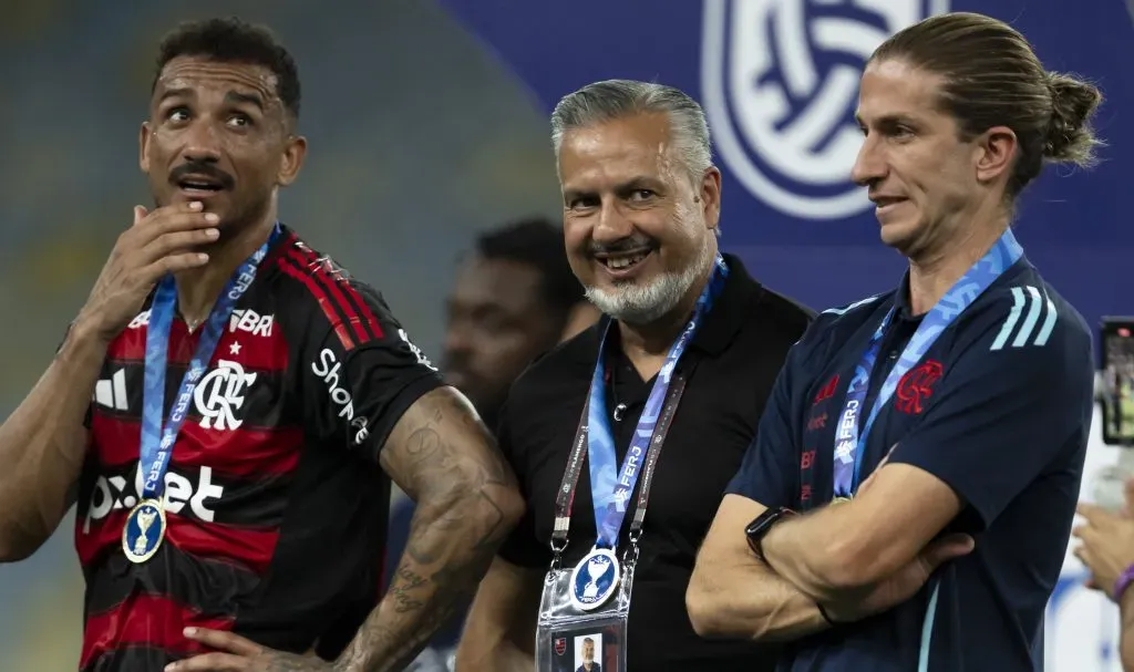 Danilo jogador do Flamengo comemora titulo com Jose Boto diretor de futebol e Filipe Luis tecnico da sua equipe apos partida contra o Marica no estadio Maracana pelo campeonato Carioca 2025. Foto: Jorge Rodrigues/AGIF