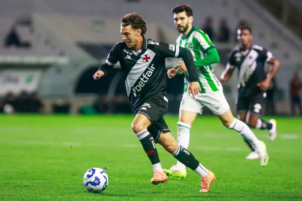 Nuno Moreira jogador do Vasco durante partida contra o Juventude no estadio Alfredo Jaconi pelo campeonato Brasileiro A 2025. Foto: Luiz Erbes/AGIF