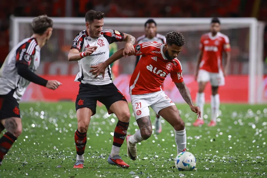 Wesley jogador do Internacional disputa lance com Saul Niguez jogador do Flamengo durante partida no estadio Beira-Rio pelo campeonato Copa Libertadores 2025. Foto: Maxi Franzoi/AGIF