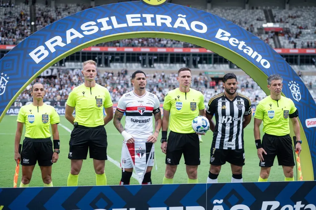 SP – BELO HORIZONTE – 06/04/2025 – BRASILEIRO A 2025, ATLETICO-MG X SAO PAULO – Jogadores do Atletico-MG durante entrada em campo para partida contra o Sao Paulo no estadio Mineirao pelo campeonato Brasileiro A 2025. Foto: Alessandra Torres/AGIF