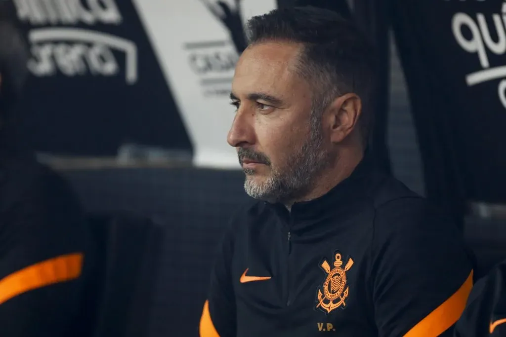 SAO PAULO, BRAZIL – AUGUST 13: Vitor Pereira head coach of Corinthians looks on prior the match between Corinthians and Palmeiras as part of Brasileirao Series A 2022 at Neo Quimica Arena on August 13, 2022 in Sao Paulo, Brazil. (Photo by Ricardo Moreira/Getty Images)