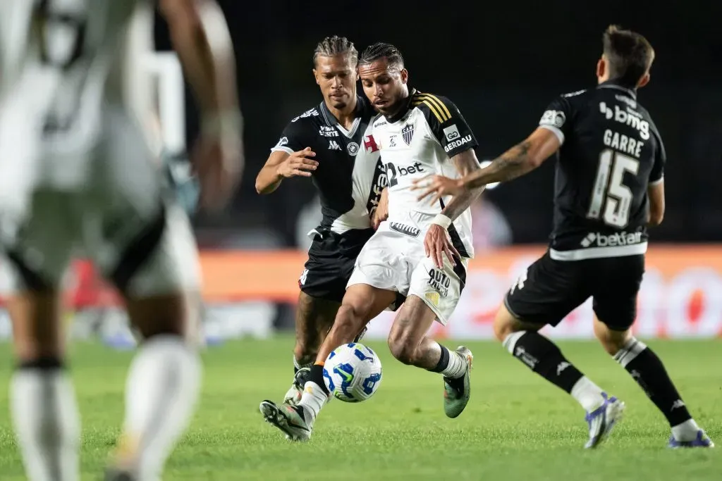 RJ – RIO DE JANEIRO – 10/08/2025 – BRASILEIRO A 2025, VASCO X ATLETICO-MG – Joao Victor jogador do Vasco disputa lance com Alexsander jogador do Atletico-MG durante partida no estadio Sao Januario pelo campeonato Brasileiro A 2025. Foto: Jorge Rodrigues/AGIF