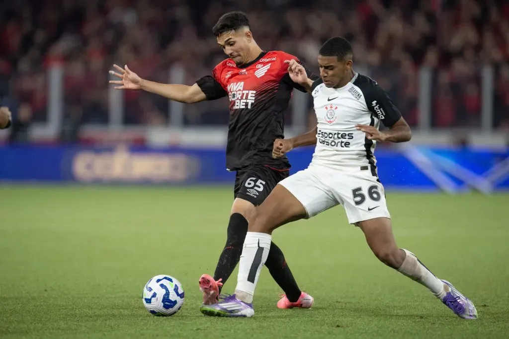 Arthur Dias jogador do Athletico-PR disputa lance com Gui Negao jogador do Corinthians durante partida no estadio Arena da Baixada pelo campeonato Copa Do Brasil 2025. Foto: Hedeson Alves/AGIF