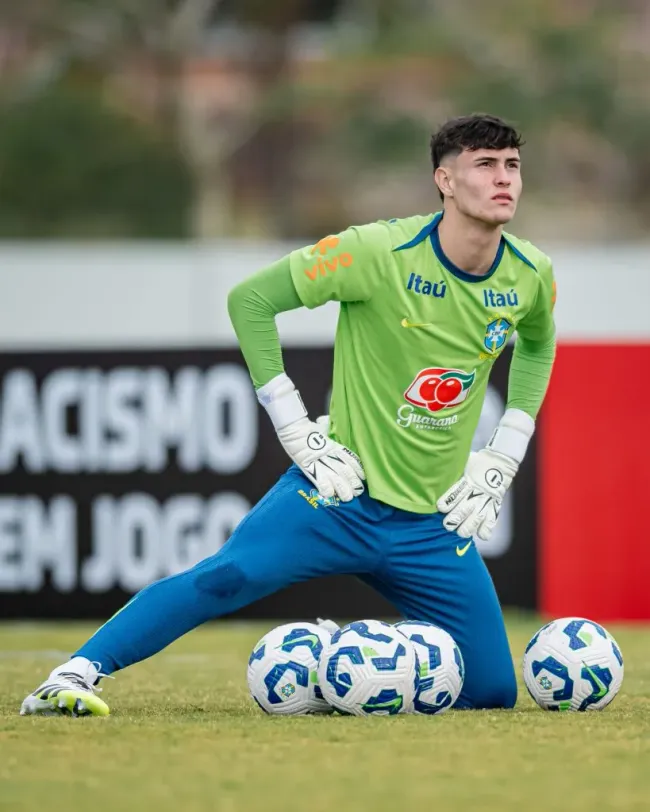 Gabriel Menegon é titular da Seleção Brasileira Sub-17 (Foto: Staff Images / CBF)