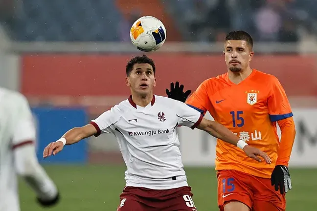 Lucas Gazal (à direita) atuando no Shandong Taishan-CHI – Photo by Wang He/Getty Images