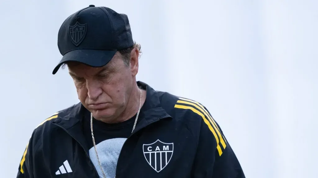 RJ – RIO DE JANEIRO – 10/08/2025 – BRASILEIRO A 2025, VASCO X ATLETICO-MG – Cuca tecnico do Atletico-MG durante partida contra o Vasco no estadio Sao Januario pelo campeonato Brasileiro A 2025. Foto: Jorge Rodrigues/AGIF