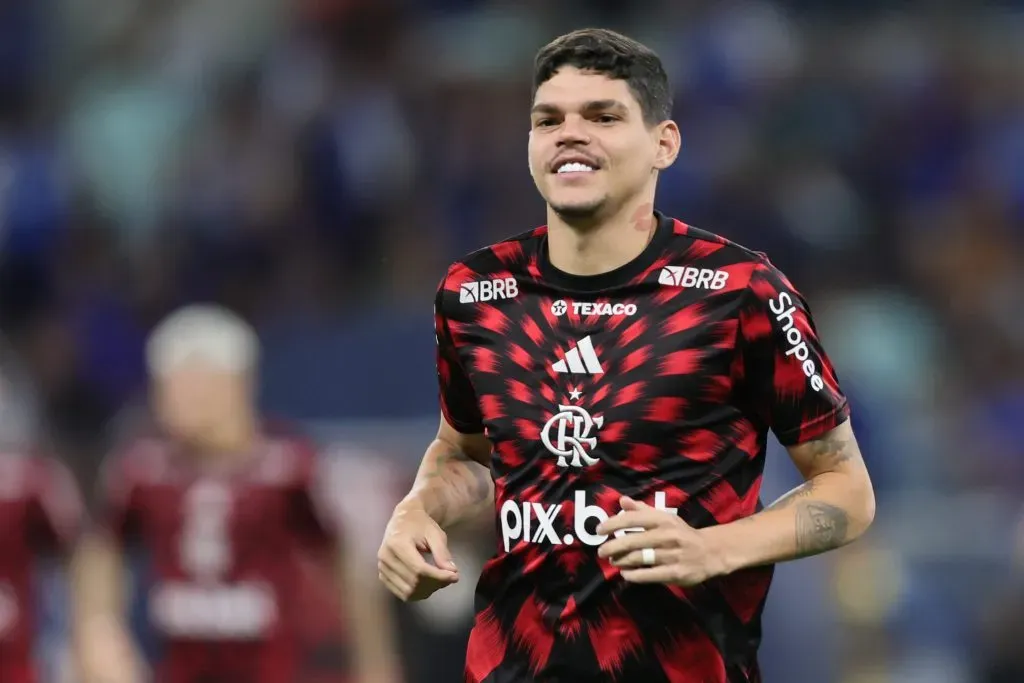 Tendência é que Ayrton Lucas entre na vaga de Alex Sandro, lesionado. Foto: Gilson Lobo/AGIF