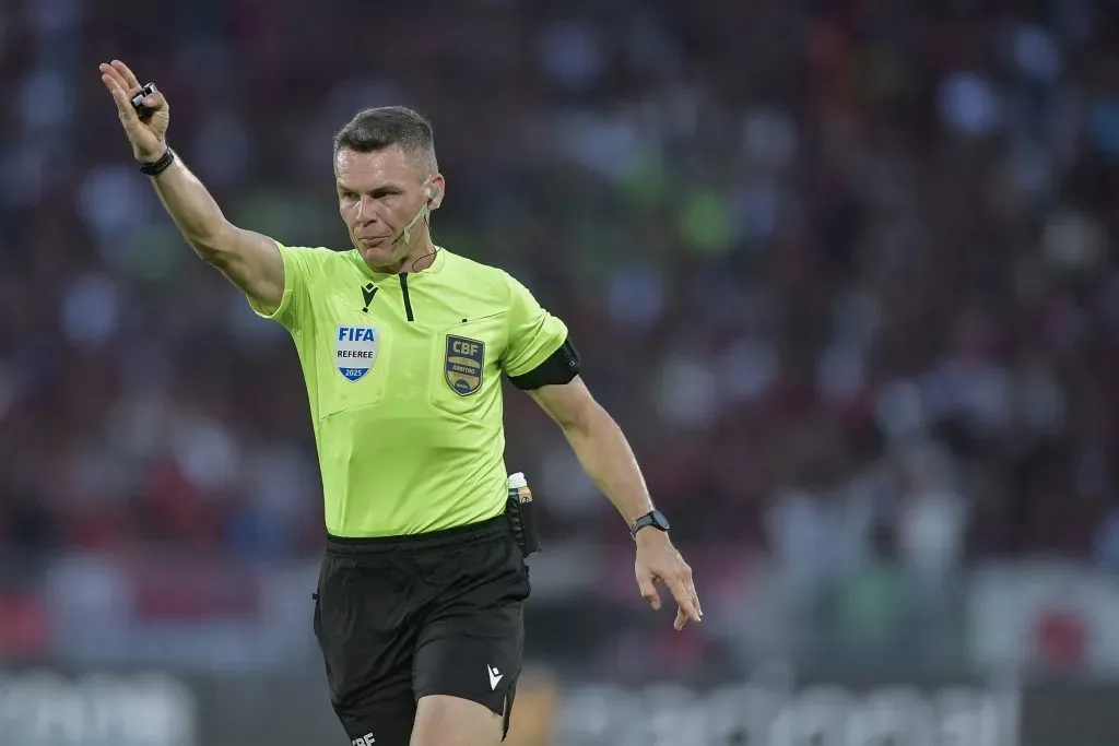 RJ – RIO DE JANEIRO – 31/08/2025 – BRASILEIRO A 2025, FLAMENGO X GREMIO – O arbitro Paulo Cesar Zanovelli da Silva durante partida entre Flamengo e Gremio no estadio Maracana pelo campeonato Brasileiro A 2025. Foto: Thiago Ribeiro/AGIF