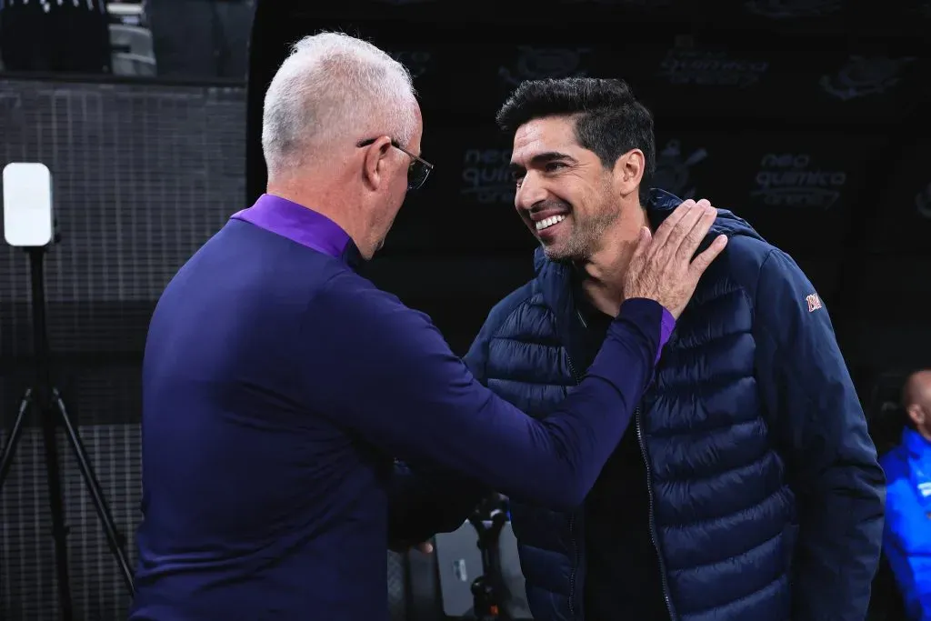 SP – SAO PAULO – 31/08/2025 – BRASILEIRO A 2025, CORINTHIANS X PALMEIRAS – Dorival Junior tecnico do Corinthians cumprimenta Abel Ferreira tecnico do Palmeiras durante partida contra o Palmeiras no estadio Arena Corinthians pelo campeonato Brasileiro A 2025. Foto: Ettore Chiereguini/AGIF