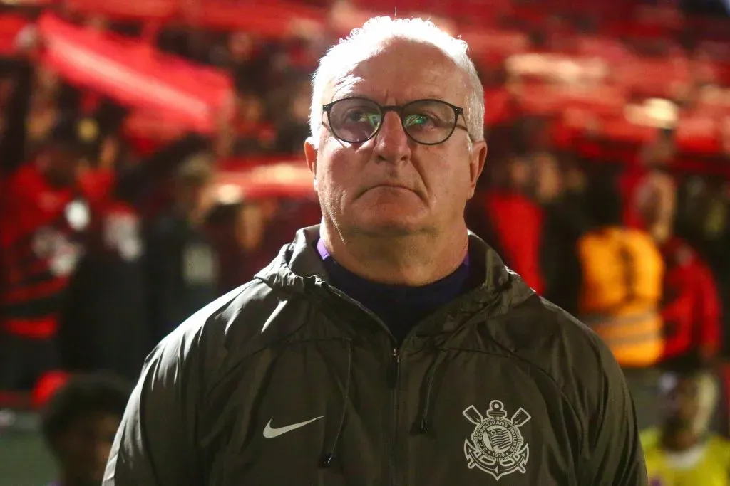 PR – CURITIBA – 27/08/2025 – COPA DO BRASIL 2025, ATHLETICO-PR X CORINTHIANS – Dorival Junior tecnico do Corinthians durante partida contra o Athletico-PR no estadio Arena da Baixada pelo campeonato Copa Do Brasil 2025. Foto: Gabriel Machado/AGIF