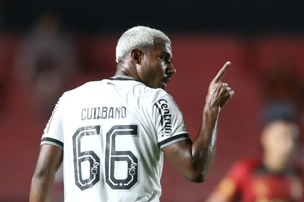 Cuiabano jogador do Botafogo comemora seu gol durante a partida entre Sport e Botafogo no Estadio da Ilha do Retiro em Recife (PE), pelo campeonato brasileiro Serie A. Foto: Marlon Costa/AGIF
