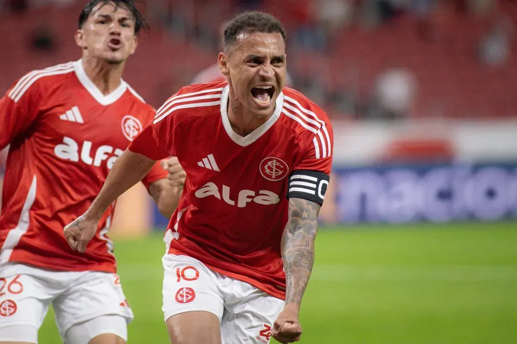 RS – PORTO ALEGRE – 31/08/2025 – BRASILEIRO A 2025, INTERNACIONAL X FORTALEZA – Alan Patrick jogador do Internacional comemora seu gol durante partida contra o Fortaleza no estadio Beira-Rio pelo campeonato Brasileiro A 2025. Foto: Maxi Franzoi/AGIF