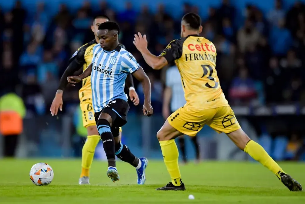 AVELLANEDA, ARGENTINA – MAY 16: Johan Carbonero of Racing Club competes for the ball with Dylan Glaby and Manuel Fernandez of Coquimbo Unido during the Copa CONMEBOL Sudamericana 2024 group H match between Racing Club and Coquimbo Unido at Presidente Peron Stadium on May 16, 2024 in Avellaneda, Argentina. (Photo by Marcelo Endelli/Getty Images)