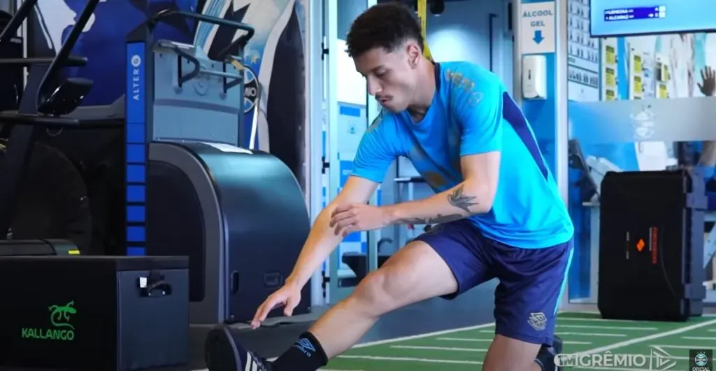 Enzo realizou as primeiras atividades no Grêmio. Foto: Reprodução / GrêmioTV