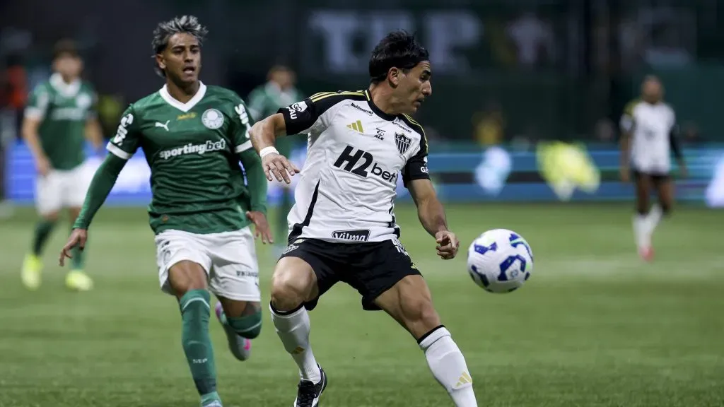 SAO PAULO, BRAZIL – JULY 20: Facundo Torres of Palmeiras competes for the ball with Junior Alonso of Atletico Mineiro during the Brasileirao 2025 match between Palmeiras and Atletico Mineiro at Allianz Parque on July 20, 2025 in Sao Paulo, Brazil. (Photo by Ricardo Moreira/Getty Images)