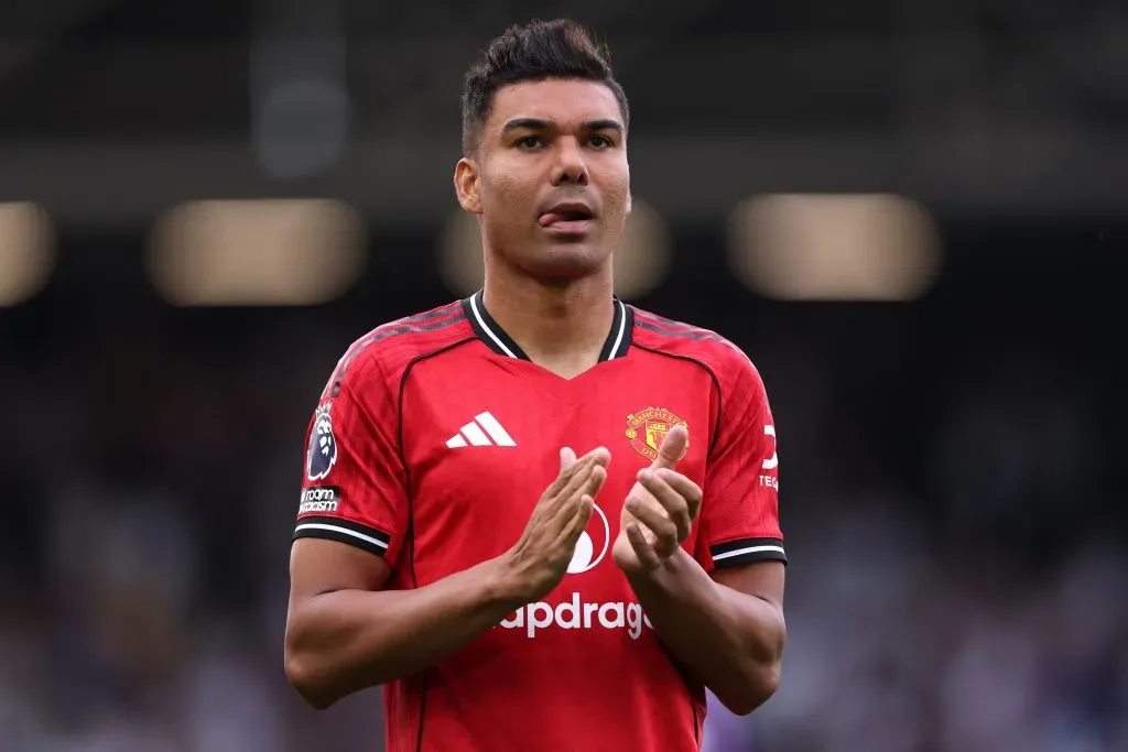 LONDON, ENGLAND – AUGUST 24: Casemiro of Manchester United claps the fans after the Premier League match between Fulham and Manchester United at Craven Cottage on August 24, 2025 in London, England. (Photo by Justin Setterfield/Getty Images)