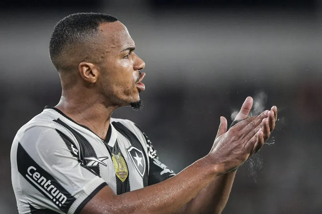 Marlon Freitas durante partida contra o Fluminense no Campeonato Brasileiro de 2025. Foto: Thiago Ribeiro/AGIF