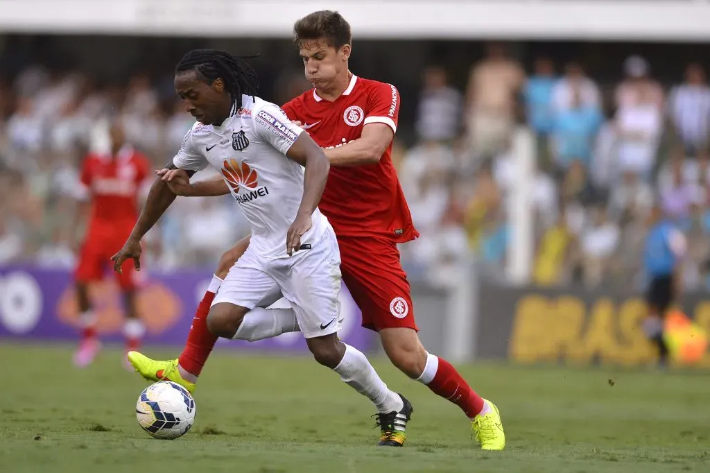 SANTOS – SP – 02/11/2014 – BRASILEIRO A 2014/SANTOS X INTERNACIONAL – Arouca do Santos disputa lance contra Bertoto do Internacional durante partida pelo Campeonato Brasileiro A 2014 no estadio da Vila Belmiro. Foto: Mauro Horita/AGIF