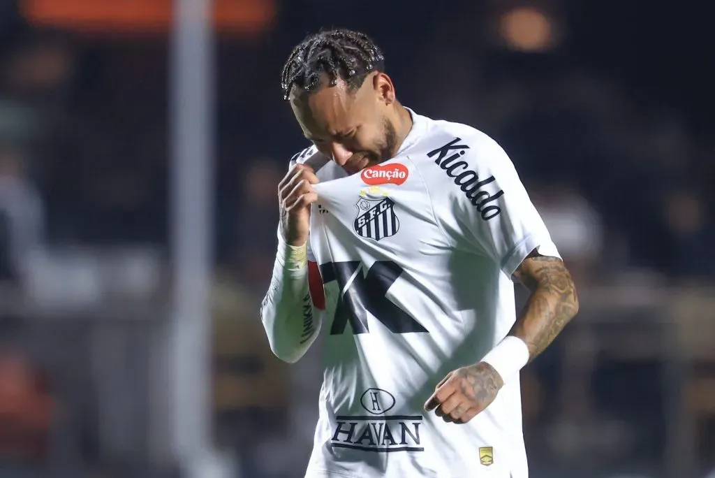 SP – SAO PAULO – 17/08/2025 – BRASILEIRO A 2025, SANTOS X VASCO – Neymar jogador do Santos chora apos a partida contra o Vasco no estadio Morumbi pelo campeonato Brasileiro A 2025. Foto: Marcello Zambrana/AGIF