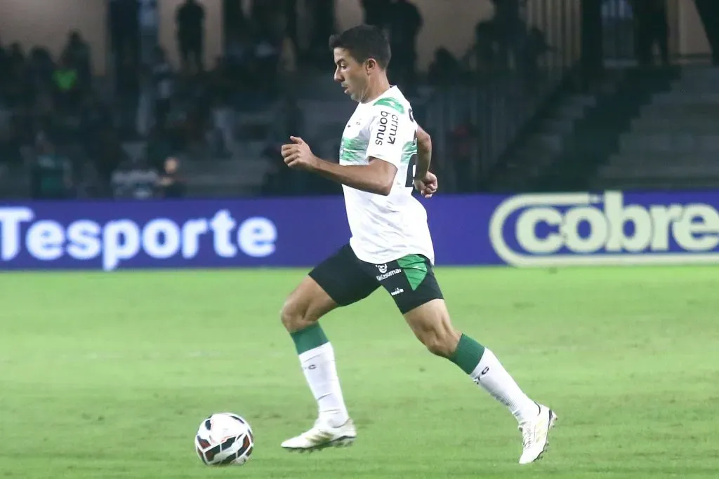 Carlos de Pena em ação pelo Coritiba. Foto: Gabriel Machado/AGIF