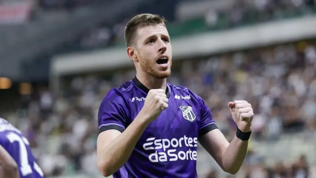 Aylon jogador do Ceara comemora seu gol durante partida contra o Vila Nova-GO no estadio Arena Castelao pelo campeonato Brasileiro B 2024. Foto: Lucas Emanuel/AGIF