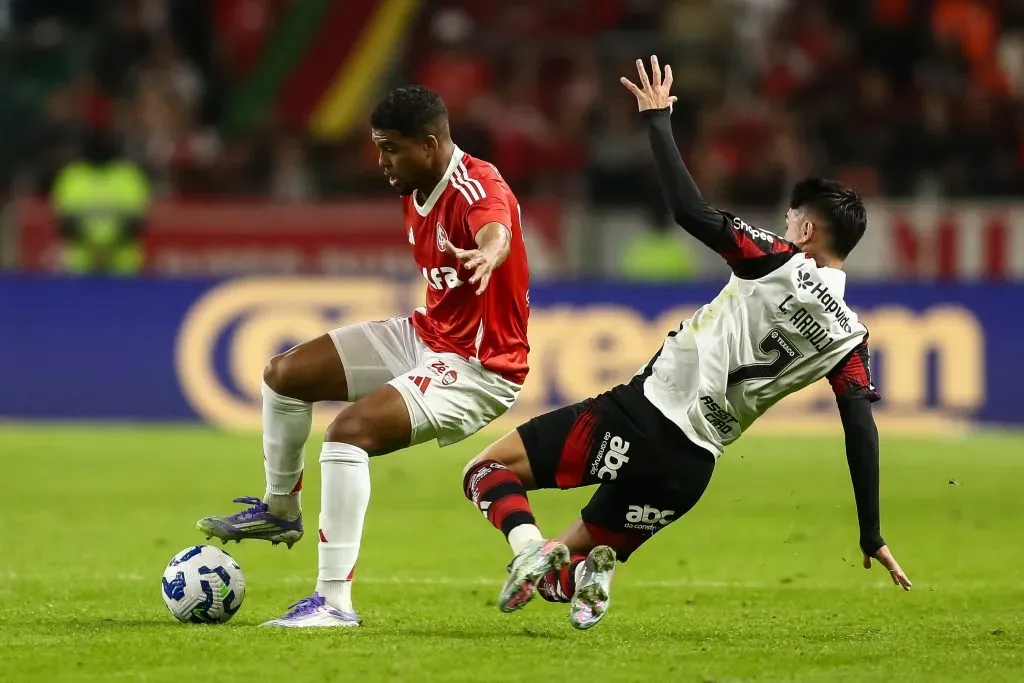 PORTO ALEGRE, BRAZIL – AUGUST 17: Gustavo Prado of Internacional and Luiz Araujo of Flamengo compete for the ball during the match between Internacional and Flamengo as part of Brasileirao 2025 at Beira-Rio Stadium on August 17, 2025 in Porto Alegre, Brazil. (Photo by Pedro H. Tesch/Getty Images)