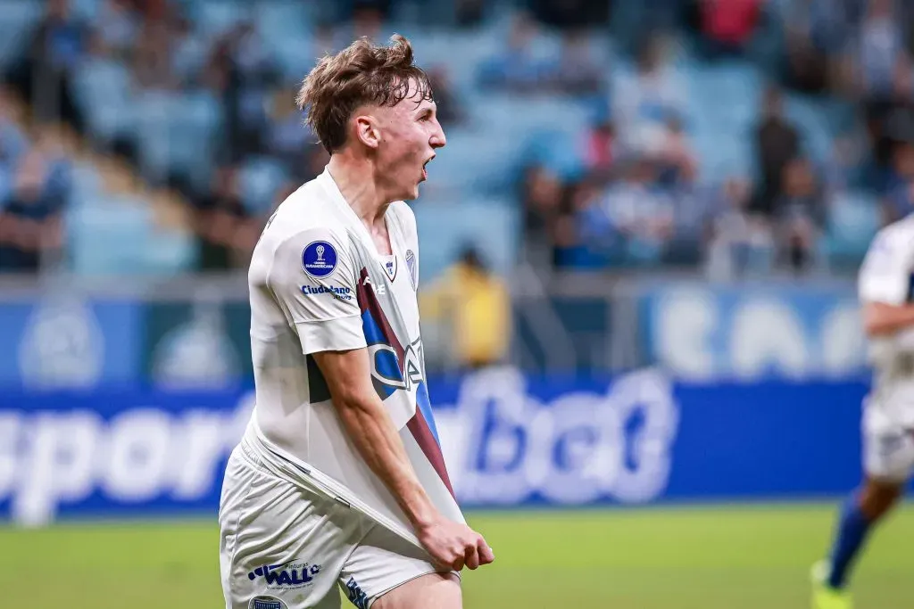 RS – PORTO ALEGRE – 13/05/2025 – COPA SUL-AMERICANA 2025, GREMIO X GODOY CRUZ – Andino Santino jogador do Godoy Cruz comemora seu gol durante partida contra o Gremio no estadio Arena do Gremio pelo campeonato Copa Sul-americana 2025. Foto: Maxi Franzoi/AGIF