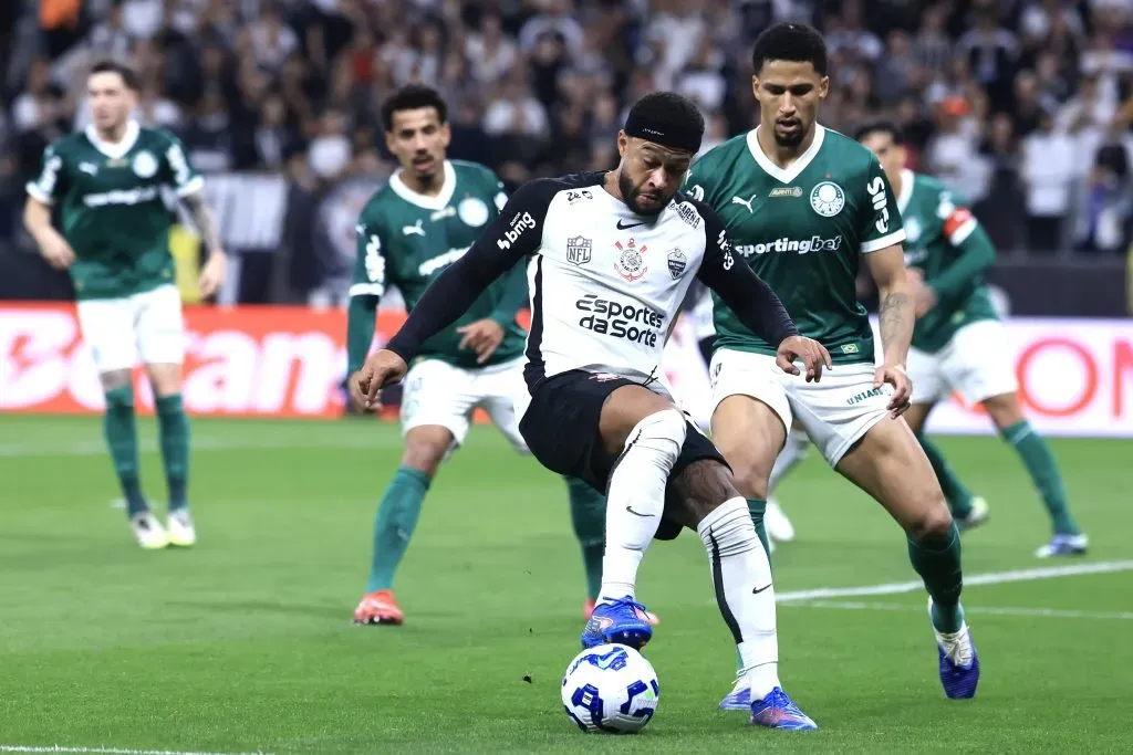 SP – SAO PAULO – 31/08/2025 – BRASILEIRO A 2025, CORINTHIANS X PALMEIRAS – Memphis Depay jogador do Corinthians disputa lance com Murilo jogador do Palmeiras durante partida no estadio Arena Corinthians pelo campeonato Brasileiro A 2025. Foto: Marcello Zambrana/AGIF