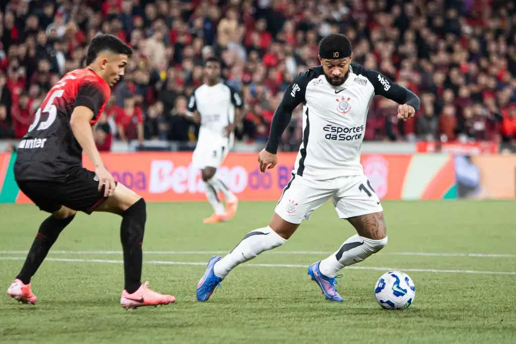 PR – CURITIBA – 27/08/2025 – COPA DO BRASIL 2025, ATHLETICO-PR X CORINTHIANS – Memphis jogador do Corinthians durante partida contra o Athletico-PR no estadio Arena da Baixada pelo campeonato Copa Do Brasil 2025. Foto: Giovani Baccin/AGIF