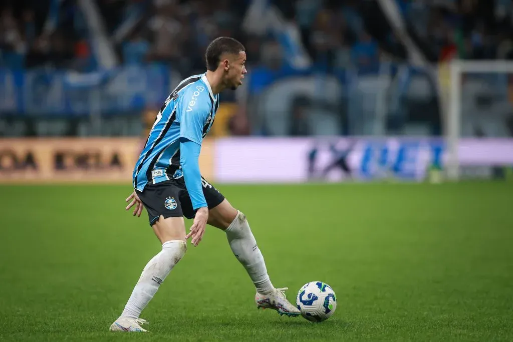 RS – PORTO ALEGRE – 23/08/2025 – BRASILEIRO A 2025, GREMIO X CEARA – Alyson Edward jogador do Gremio durante partida contra o Ceara no estadio Arena do Gremio pelo campeonato Brasileiro A 2025. Foto: Maxi Franzoi/AGIF
