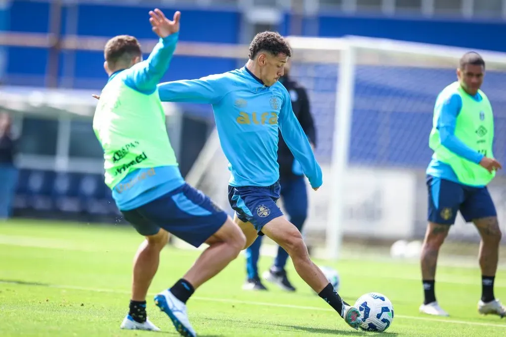 RS – FUTEBOL/ TREINO GREMIO 2025 – ESPORTES – Jogadores do Gremio realizam treino técnico no CT Luiz Carvalho durante a manha desta terca-feira, na preparação para a partida valida pelo Campeonato Brasileiro 2025. FOTO: LUCAS UEBEL/GREMIO FBPA