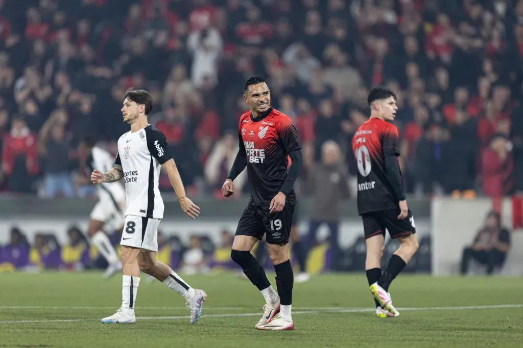 PR – CURITIBA – 27/08/2025 – COPA DO BRASIL 2025, ATHLETICO-PR X CORINTHIANS – Luiz Fernando jogador do Athletico-PR lamenta durante partida contra o Corinthians no estadio Arena da Baixada pelo campeonato Copa Do Brasil 2025. Foto: Paulo De Tarso/AGIF