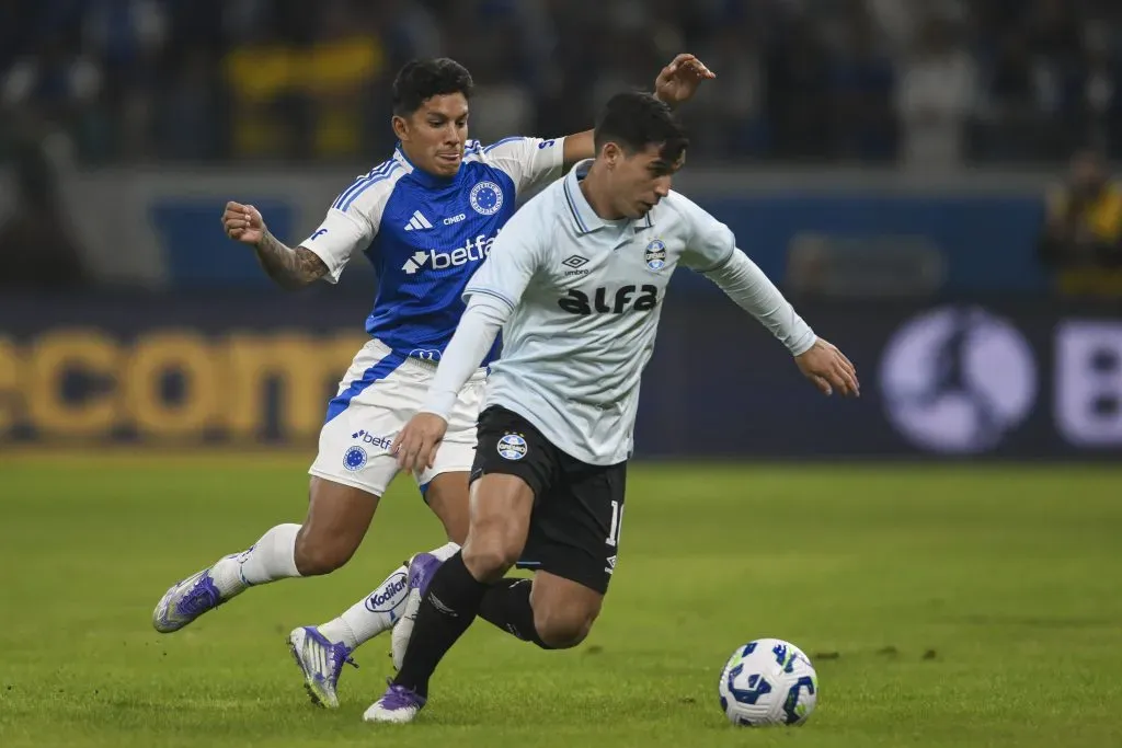 BELO HORIZONTE, BRAZIL – JULY 13: Lucas Romero (L) of Cruzeiro and Franco Cristaldo (R) of Gremio fight for the ball during a match between Cruzeiro and Gremio as part of Brasileirao 2025 at Mineirão Stadium on July 13, 2025 in Belo Horizonte, Brazil. (Photo by Pedro Vilela/Getty Images)