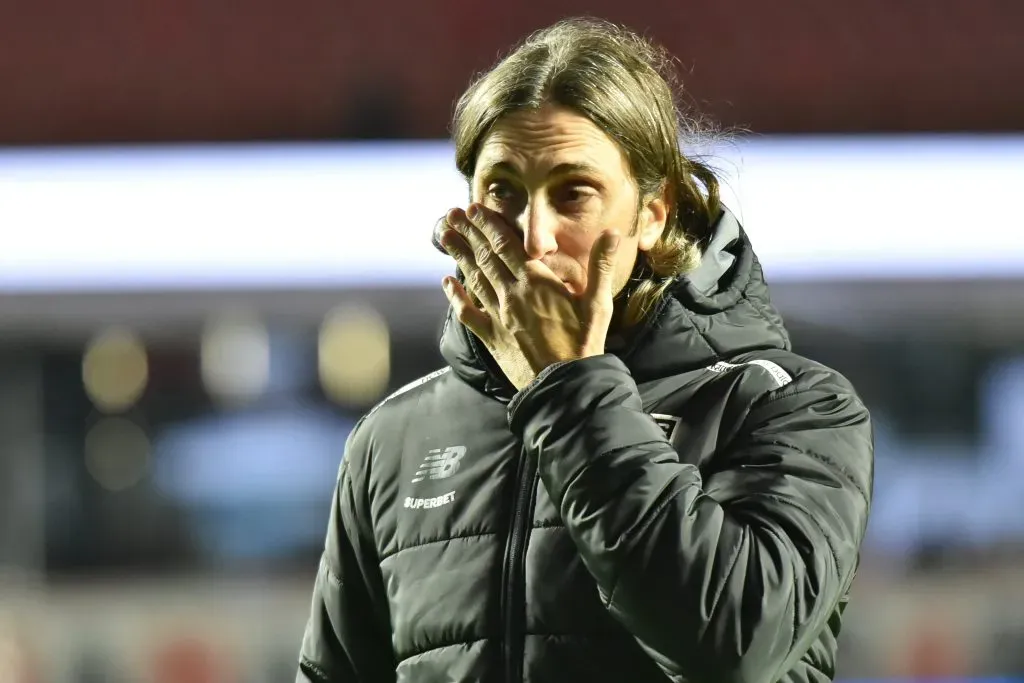 SP – SAO PAULO – 12/06/2025 – BRASILEIRO A 2025, SAO PAULO X VASCO -Luis Zubeldia tecnico do Sao Paulo deixa o campo apos partida contra o Vasco no estadio Morumbi pelo campeonato Brasileiro A 2025. Foto: Jota Erre/AGIF