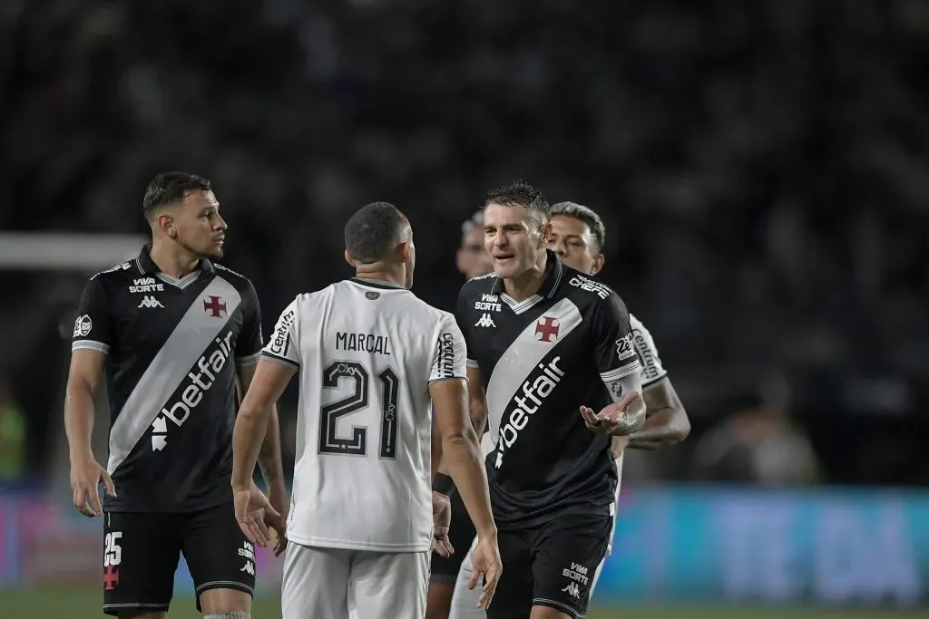 RJ – RIO DE JANEIRO – 27/08/2025 – COPA DO BRASIL 2025, VASCO X BOTAFOGO – Vegetti jogador do Vasco disputa lance com Marcal jogador do Botafogo durante partida no estadio Sao Januario pelo campeonato Copa Do Brasil 2025. Foto: Thiago Ribeiro/AGIF