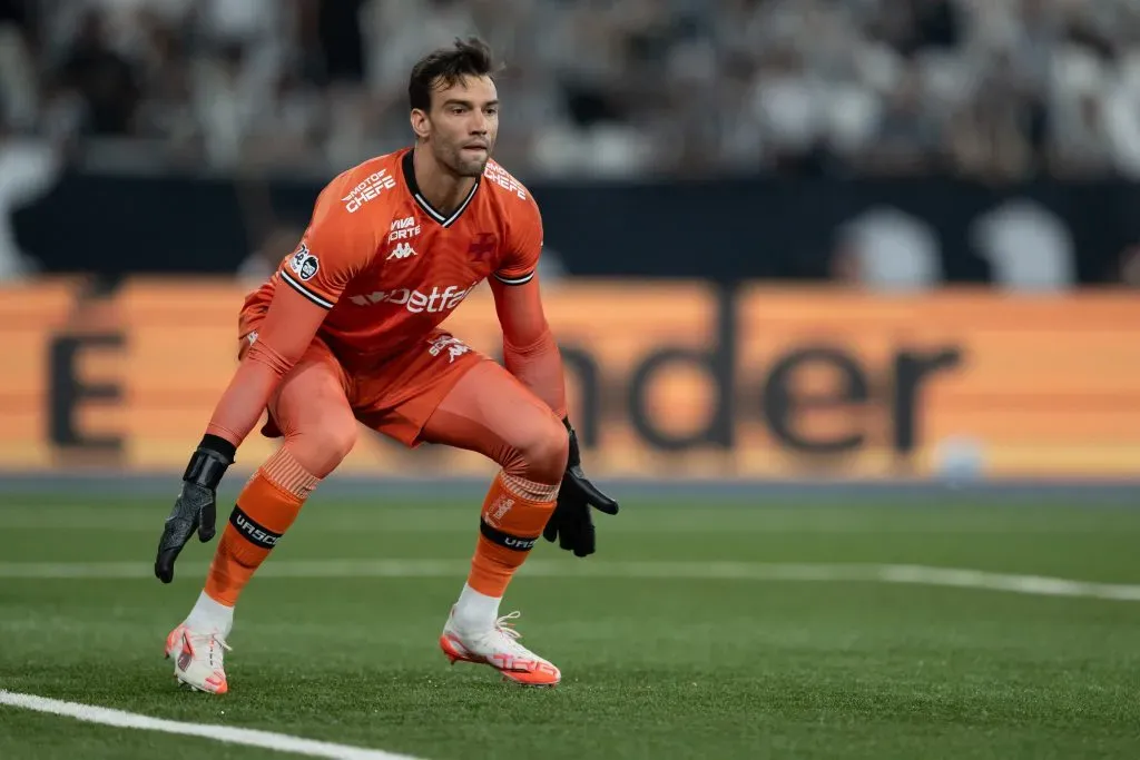 RJ – RIO DE JANEIRO – 11/09/2025 – COPA DO BRASIL 2025, BOTAFOGO X VASCO – Leo Jardim goleiro do Vasco durante partida contra o Botafogo no estadio Engenhao pelo campeonato Copa Do Brasil 2025. Foto: Jorge Rodrigues/AGIF