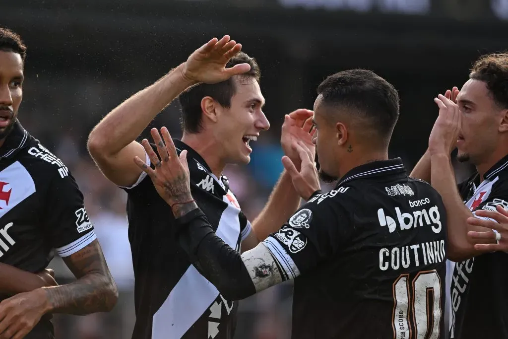 Lucas Piton jogador do Vasco comemora seu gol durante partida contra o Santos no estadio Morumbi pelo campeonato Brasileiro A 2025. Foto: Jota Erre/AGIF